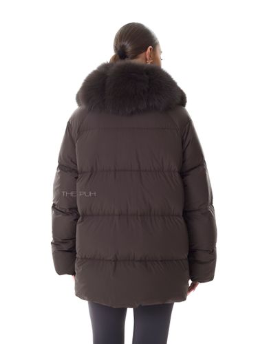 Шоколадный удлиненный пуховик с поясом и меховым воротником