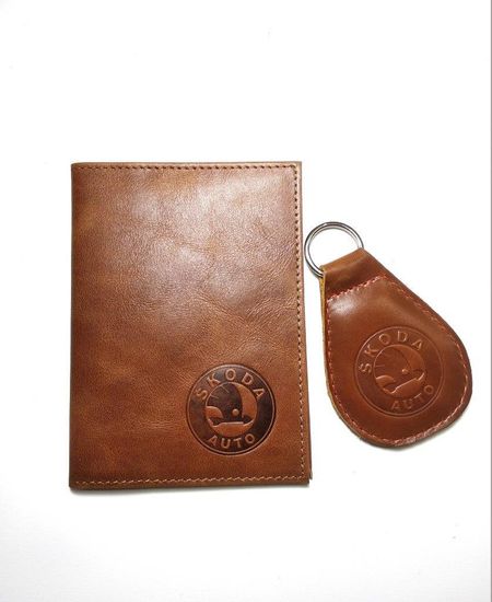 Подарочный набор автомобилисту "Стиль" (брелок с логотипом + обложка для автодокументов)