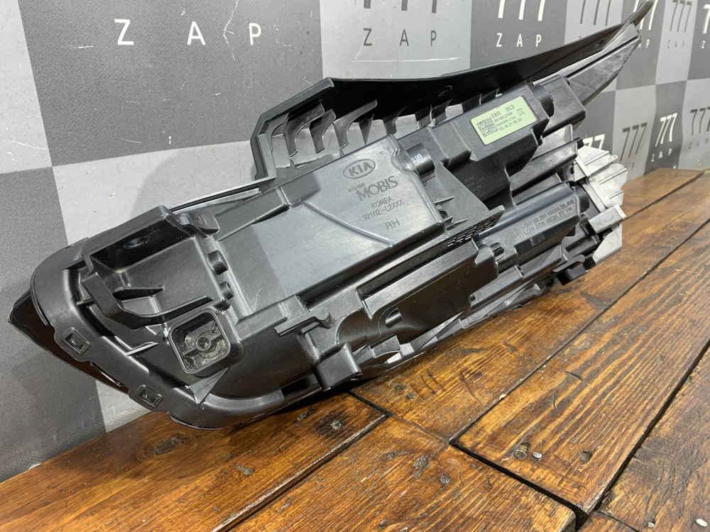 Фара правая LED Kia K5 20-нв Б/У Оригинал 92102L2100