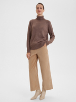 Свитер с высокой горловиной в рубчик