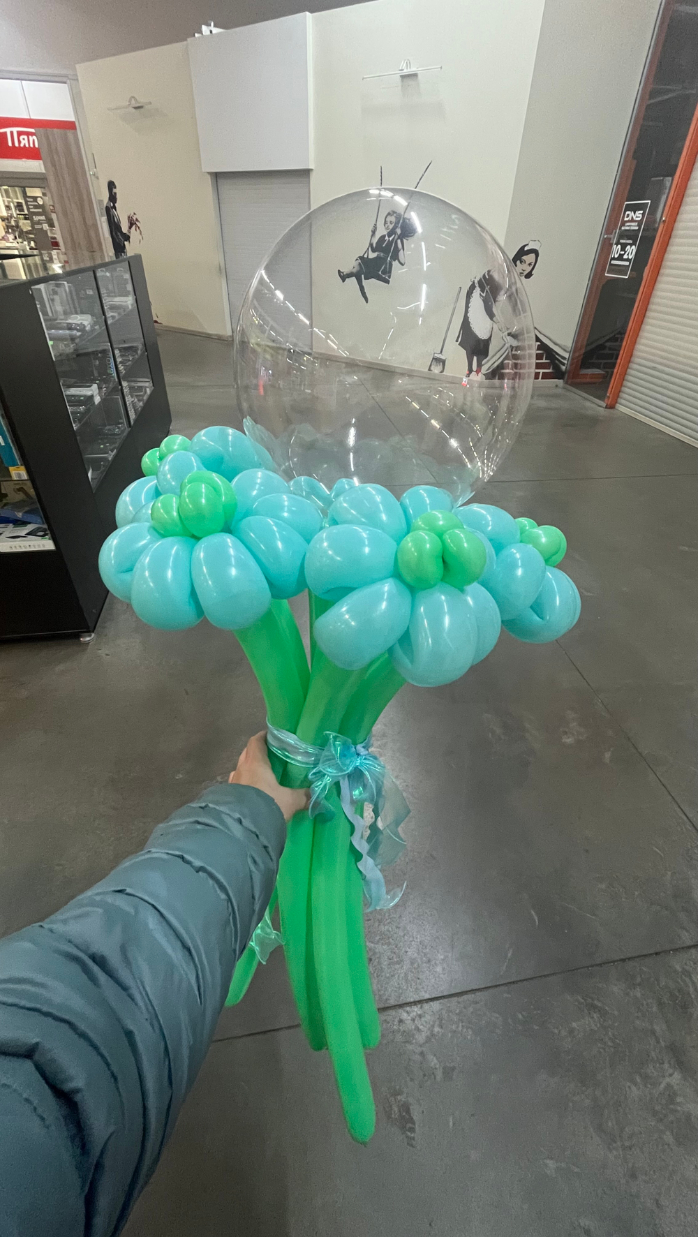 Букет из ромашек с прозрачным шаром Бабл