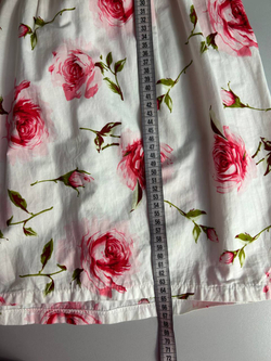 Платье с отрытым декольте и яркими акцентными розами, визуально на 42 размер