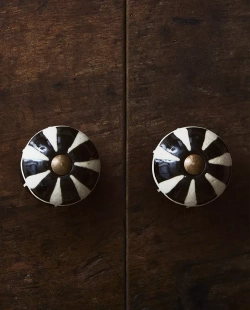 ZARA HOME НАБОР КРУГЛЫХ МЕБЕЛЬНЫХ РУЧЕК ИЗ КЕРАМИКИ В ПОЛОСКУ (2 ШТ.), ЧЕРНЫЙ