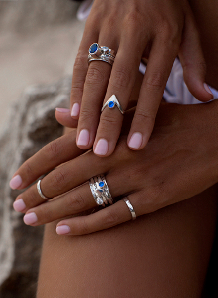 V-кольцо на фалангу с синим цирконом