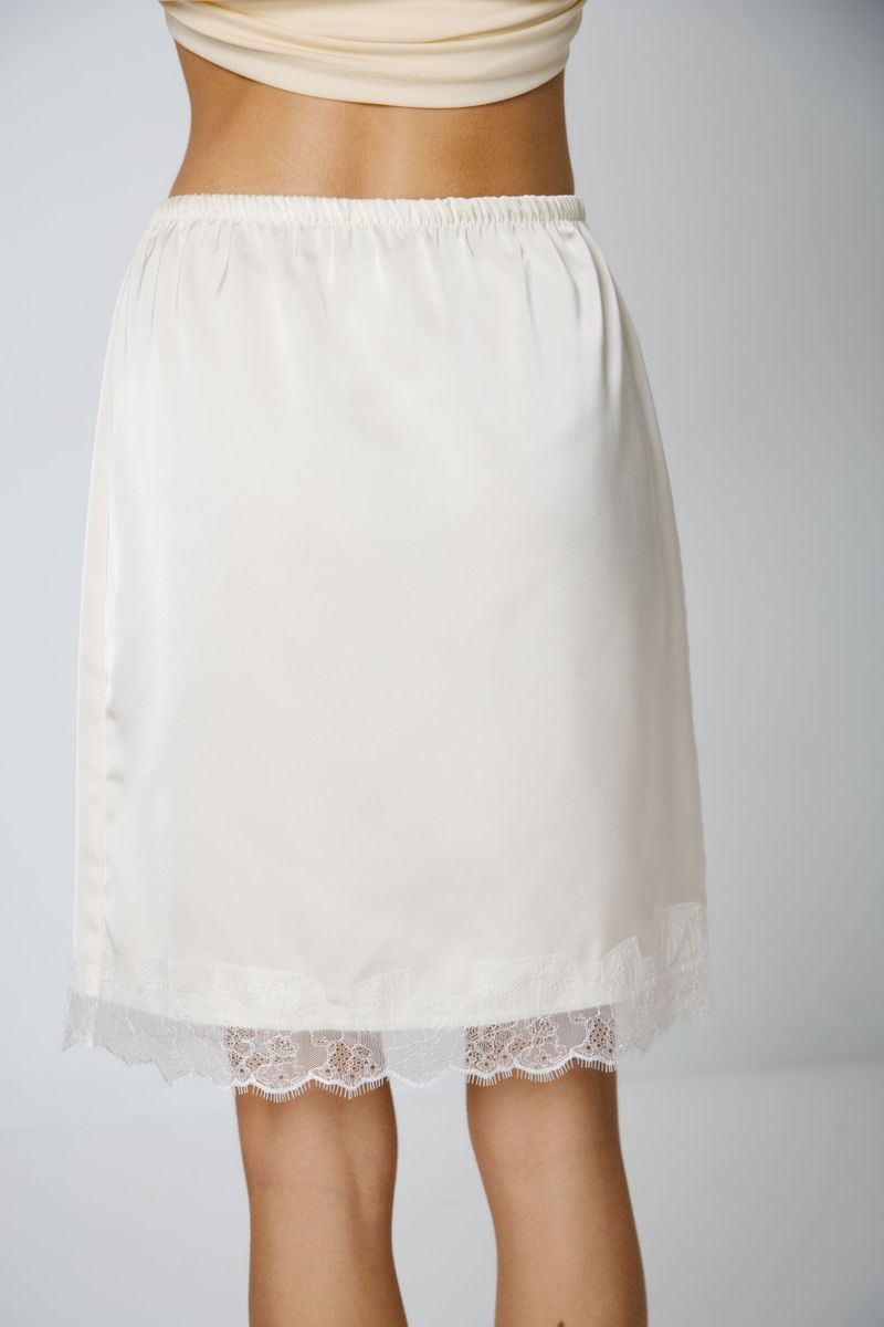 Юбка из шелка с кружевом мини кремовая
