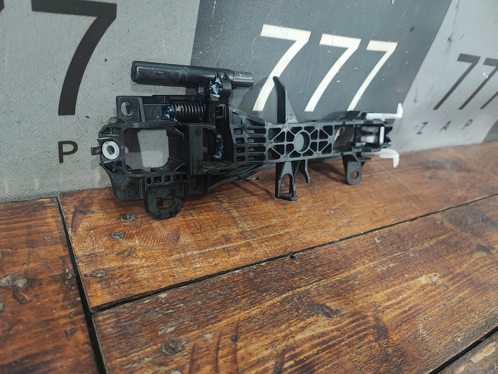 Кронштейн ручки передней левой Toyota Camry XV70 17-нв Б/У Оригинал 6920233060