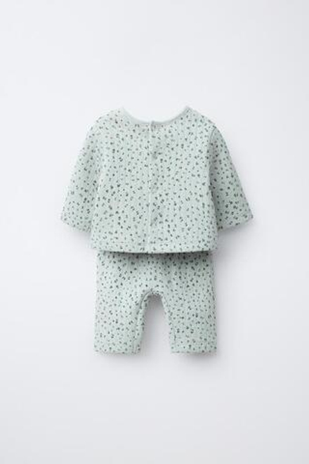 ZARA КОМПЛЕКТ ИЗ ЖАКЕТА, ФУТБОЛКИ 2 В 1 И БРЮК С ЦВЕТОЧНЫМ ПРИНТОМ, ЗЕЛЕНОВАТЫЙ