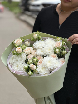 Сборный букет «Кустовые розы и хризантемы»