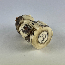 Статуэтка нэцкэ Красавица с веером и посохом