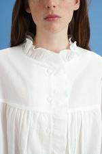 Блузка с рюшами и воротником-стоечкой, белый батист-креп