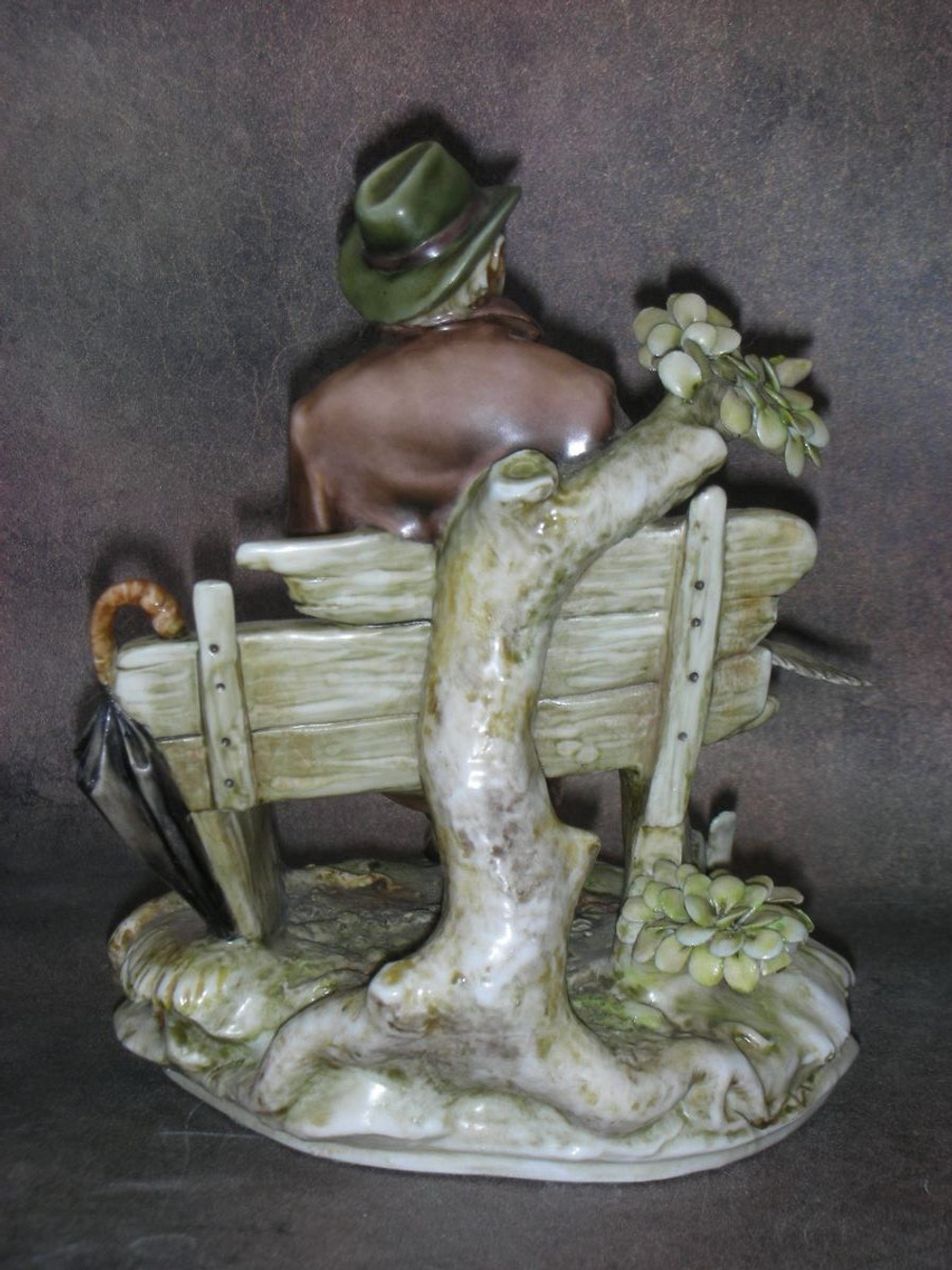 Статуэтка. Фарфор. Отдых на скамье. Capodimonte. Италия