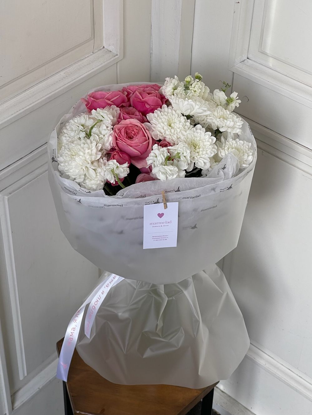 Букет из хризаентемы, яркой кустовой пионовидной розы и маттиолы