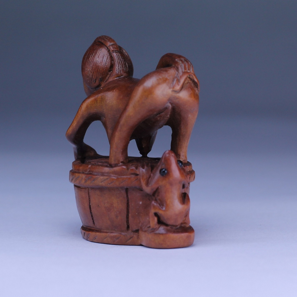 Нэцкэ Красавица моется в бочке и лягушка