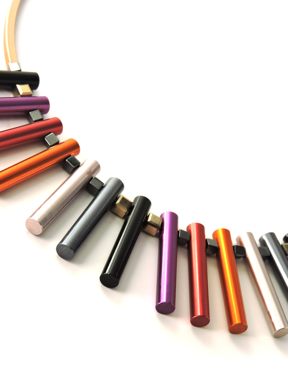 4700 Coeur de Lion стильное колье из разноцветных металлических цилиндров.