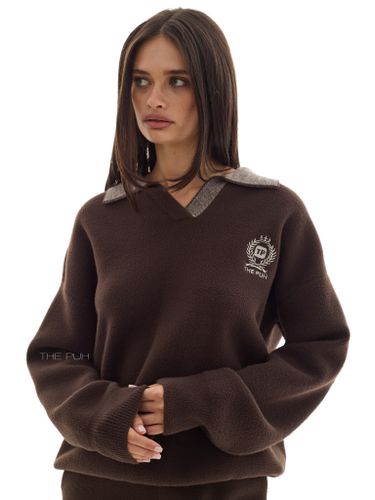 Шоколадный костюм с вышивкой и воротом-поло