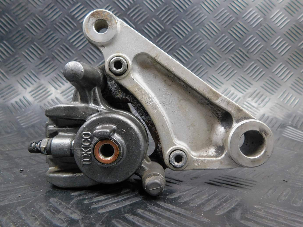 Суппорт задний Kawasaki ZZR 400 98 (с кронштейном) 053122