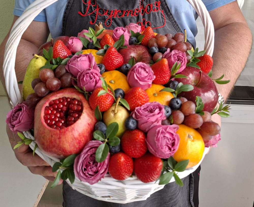 Фруктовая корзина с фруктами и цветами