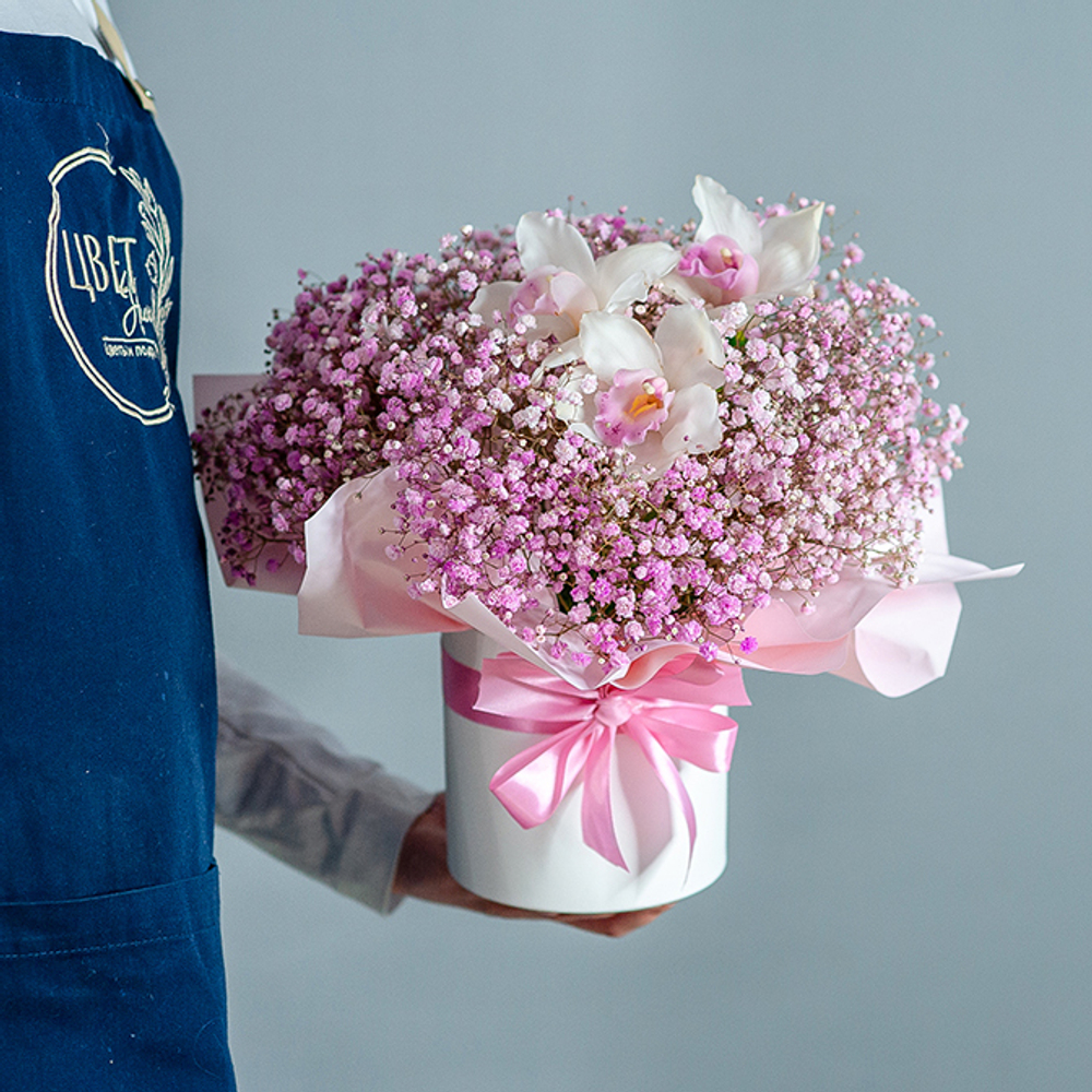 Гипсофила с орхидеей в шляпной коробке