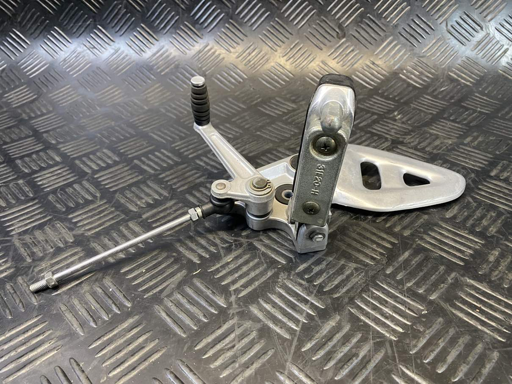 Подножка водительская левая Suzuki GSX1300R 99-07 053436