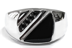 Ювелирное мужское кольцо из серебра 925 пробы,вставка оникс,фианиты,размер 21.5