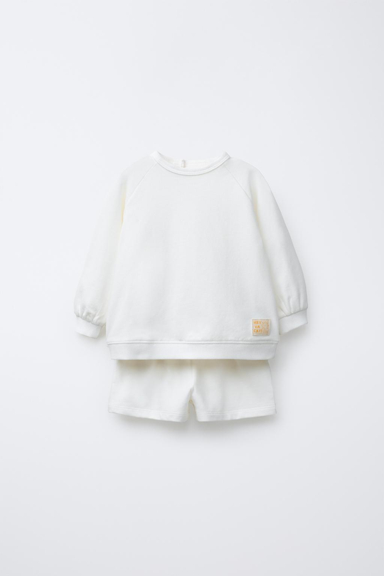 ZARA КОМПЛЕКТ ИЗ ТОЛСТОВКИ И ШОРТОВ С НАШИВКОЙ, ЖЕЛТОВАТО-БЕЛЫЙ