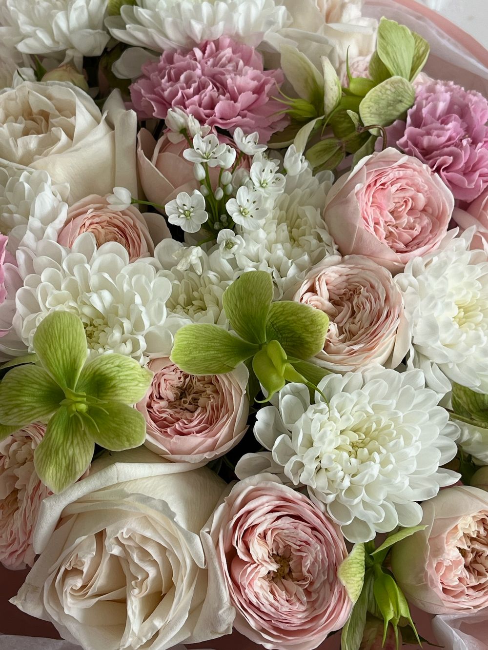 Букет сборный из кустовых пионовидных роз, хелеборуса, аллиума и одноголовых роз