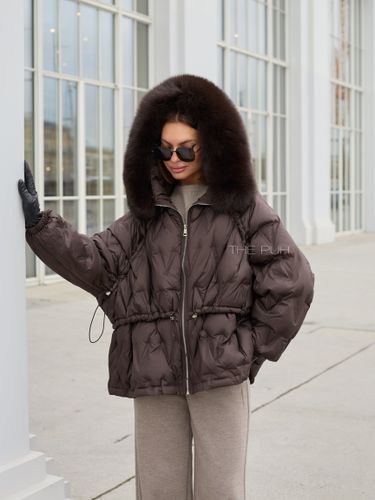 Тонкий шоколадный пуховик с кулиской и меховым капюшоном