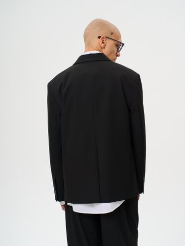 Черный пиджак свободного кроя