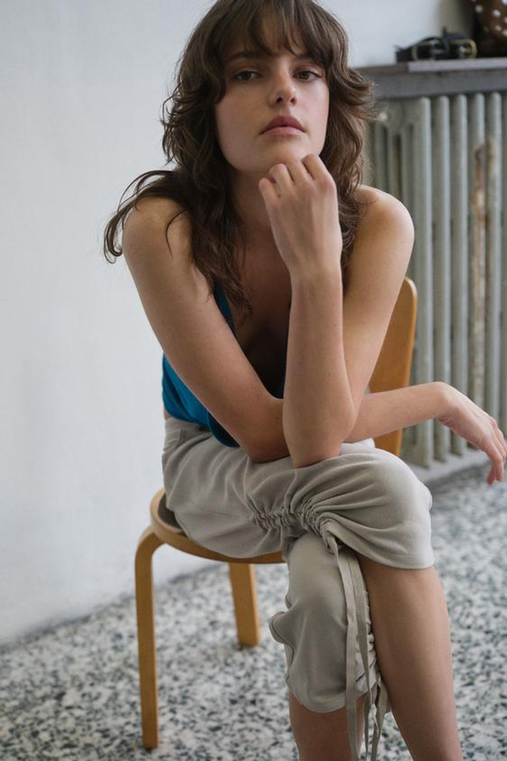 ZARA БРЮКИ КАПРИ СО СБОРКОЙ, СВЕТЛО-СЕРЫЙ