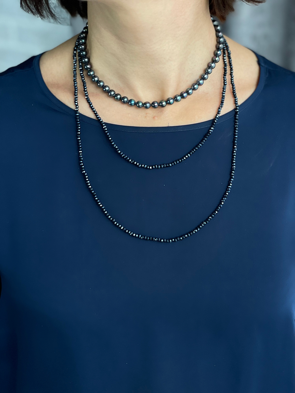 Нить-трансформер из венецианского бисера в чернильном оттенке и темно-радужного жемчуга, серебро