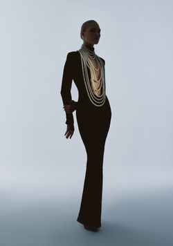 Платье с отделкой из жемчуга