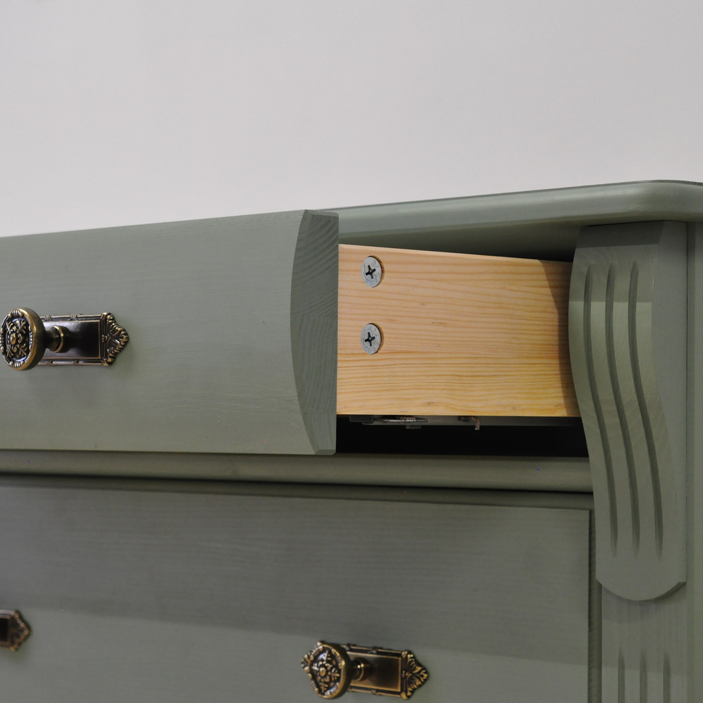 Комод для одежды Сюзанна, деревянный из массива сосны в викторианском стиле