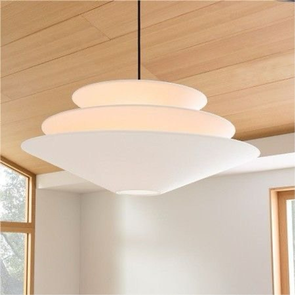 Современная подвесная люстра с многоуровневым плафоном.