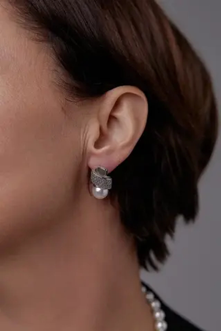 Серьги жемчужины на прямоугольной швензе из кристаллов, оттенок серебро