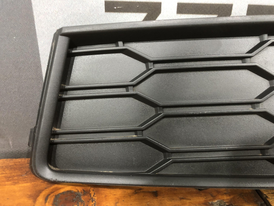 Накладка решетки бампера Skoda Rapid 2 20-нв Б/У Оригинал 60U807682A