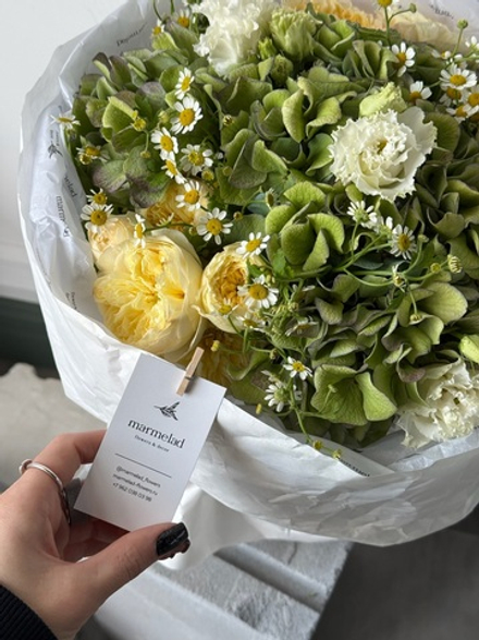 Букет из кустовых пионовивидных роз, гортензии, лизиантуса и ромашки