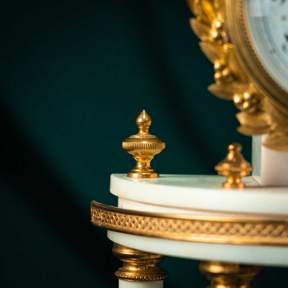 Каминный часовой гарнитур в стиле Людовика XVI