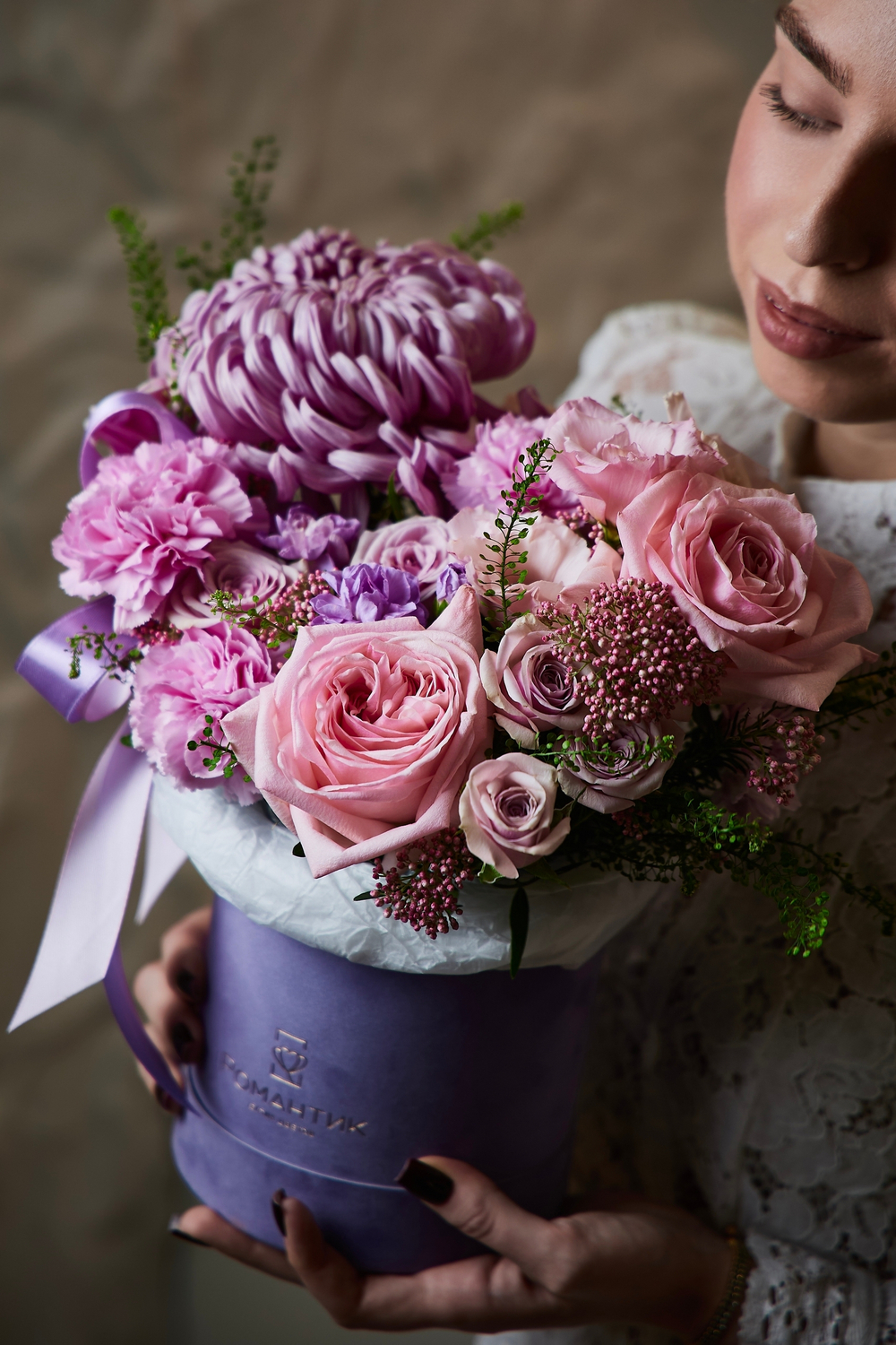 Композиция в шляпном боксе из 25 пионовидных роз и эвкалипта