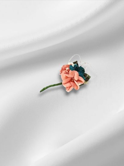 Бутоньерка с цветами на булавке, голубая с розовым