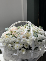 Гранд корзина из кустовых пионовидных роз, хризантемы, эвкалипта и одноголовых роз