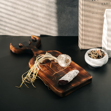 Доска разделочная из древесины сибирского кедра с гравировкой "Home is where the heart is". RD85