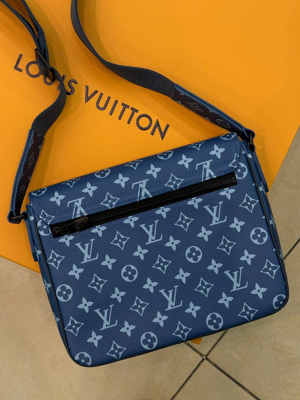 Сумка-мессенджер Louis Vuitton