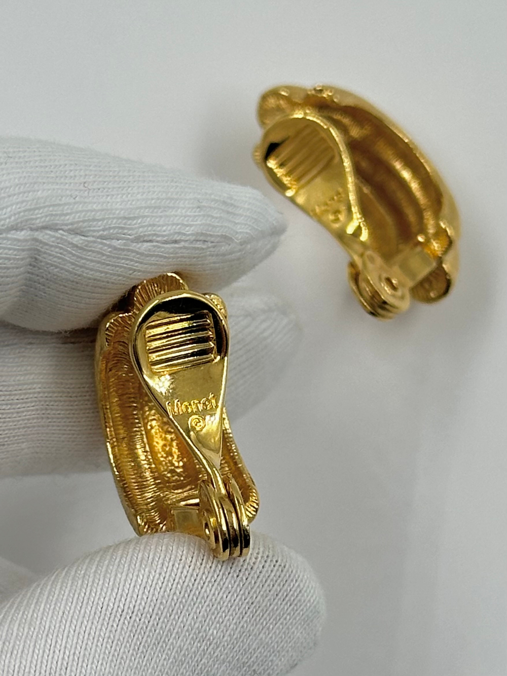 Клипсы полукольца с брашировкой Monet