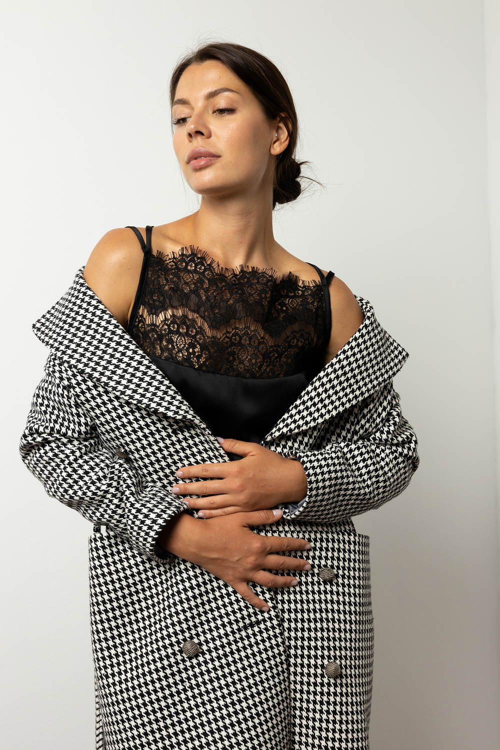 Пальто прямого кроя расцветки гусиная лапка