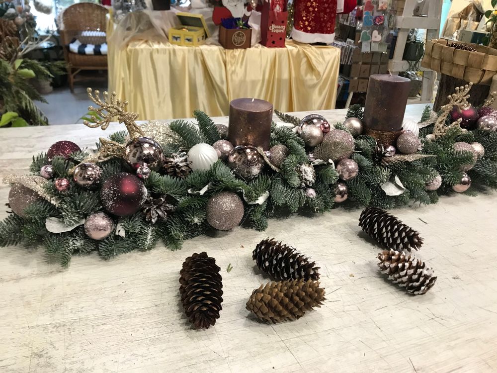 Новогодняя композиция на стол с свечами. и украшениями