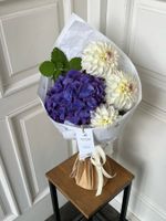 Кулек из гортензии и георгин