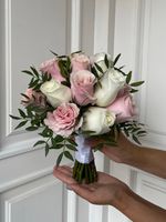 Свадебный букет из одноголовых роз и зелени