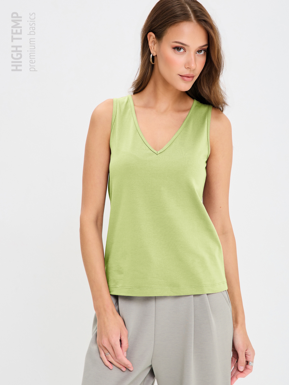 Базовый трикотажный топ с V-вырезом под пиджак