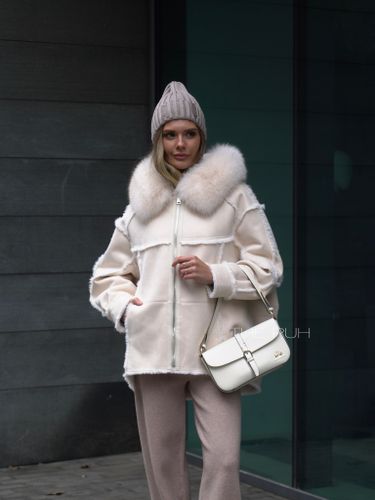 Бежевая дубленка с мехом песца на капюшоне