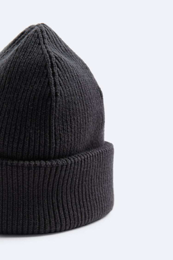ZARA ТРИКОТАЖНАЯ ШАПКА В РУБЧИК, АНТРАЦИТОВО-СЕРЫЙ